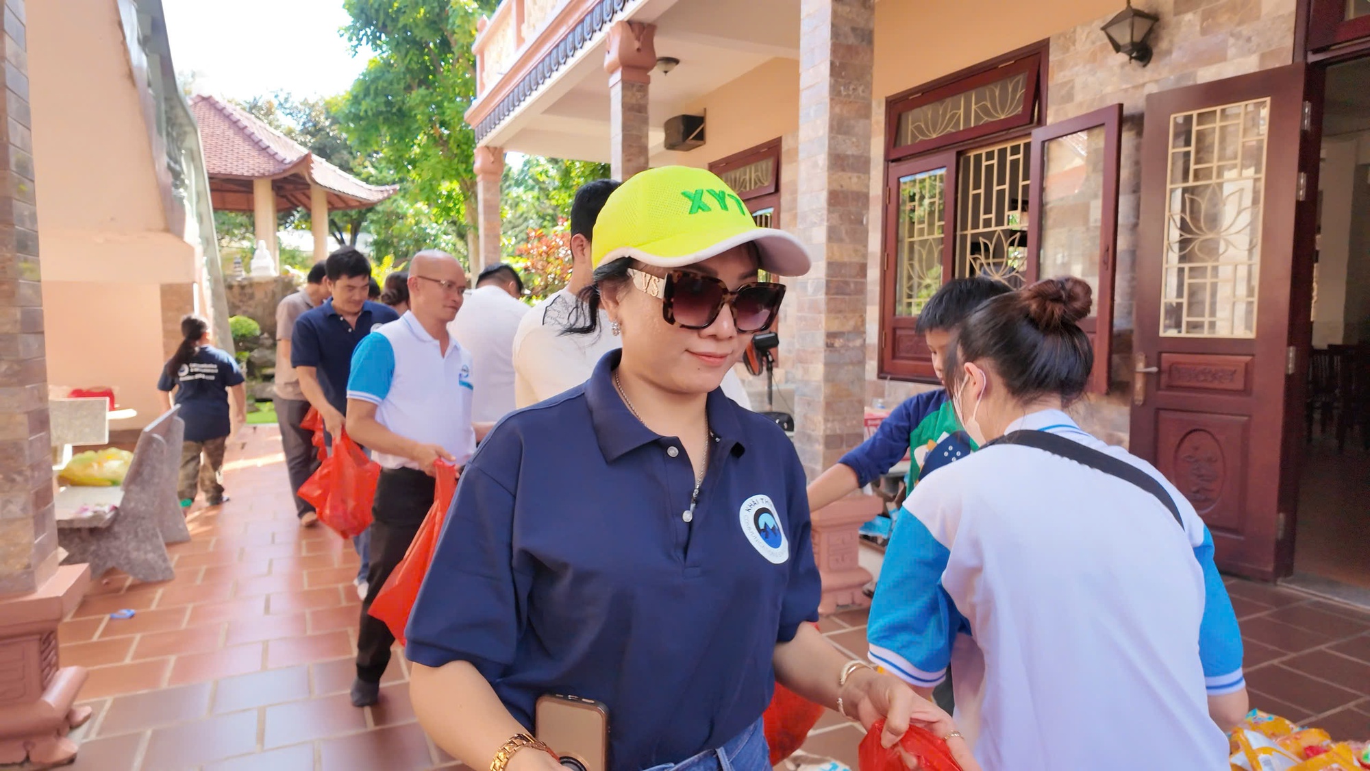 Cao Mỹ Kim trao 1.000 phần quà dịp Tết Trung Thu- Ảnh 5. Cao Mỹ Kim trao 1.000 phần quà dịp Tết Trung Thu- Ảnh 5.