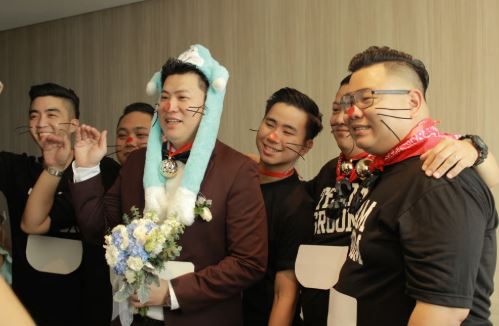 Đoạn clip 2 ph&ugrave; d&acirc;u bị tr&oacute;i v&agrave;o xe đạp, la h&eacute;t thất thanh khiến người xem &aacute;m ảnh - Khi phong tục &ldquo;chơi khăm đ&aacute;m cưới&rdquo; ở Trung Quốc bị biến tướng- Ảnh 2.