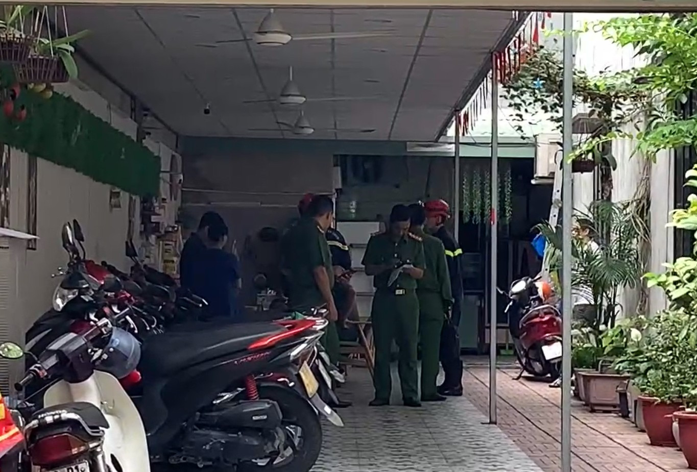 Cháy nhà 4 tầng ở TPHCM, nghi do nổ bình gas- Ảnh 1. Cháy nhà 4 tầng ở TPHCM, nghi do nổ bình gas- Ảnh 1.
