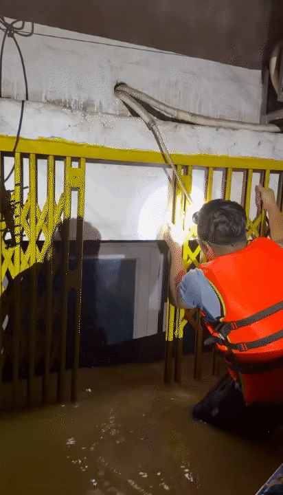 "Người hùng thầm lặng" giữa dòng nước lũ: Ông bố 6 con vượt hàng trăm cây số từ Hà Nội về Thái Nguyên để hỗ trợ người dân vùng lũ- Ảnh 12. "Người hùng thầm lặng" giữa dòng nước lũ: Ông bố 6 con vượt hàng trăm cây số từ Hà Nội về Thái Nguyên để hỗ trợ người dân vùng lũ- Ảnh 12.