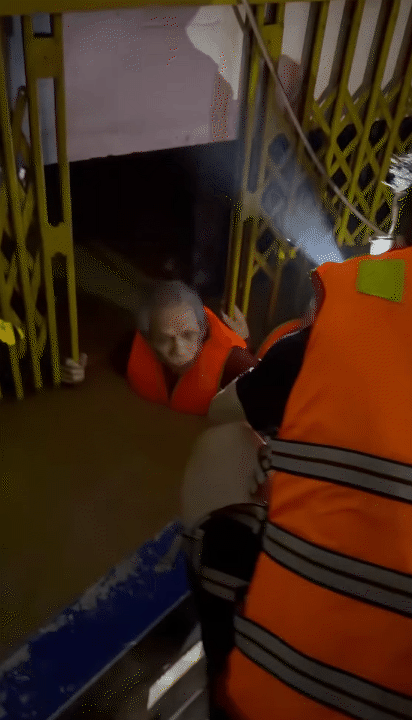 "Người hùng thầm lặng" giữa dòng nước lũ: Ông bố 6 con vượt hàng trăm cây số từ Hà Nội về Thái Nguyên để hỗ trợ người dân vùng lũ- Ảnh 13. "Người hùng thầm lặng" giữa dòng nước lũ: Ông bố 6 con vượt hàng trăm cây số từ Hà Nội về Thái Nguyên để hỗ trợ người dân vùng lũ- Ảnh 13.