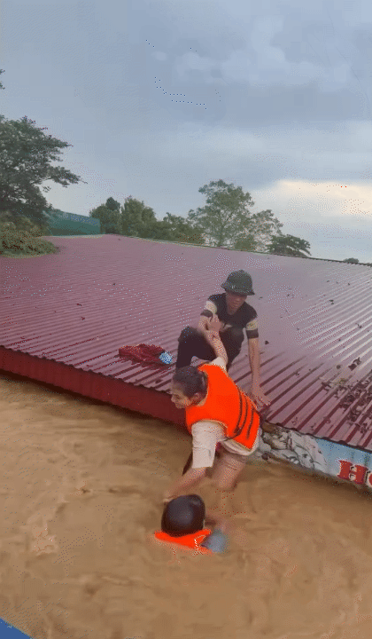 "Người hùng thầm lặng" giữa dòng nước lũ: Ông bố 6 con vượt hàng trăm cây số từ Hà Nội về Thái Nguyên để hỗ trợ người dân vùng lũ- Ảnh 9. "Người hùng thầm lặng" giữa dòng nước lũ: Ông bố 6 con vượt hàng trăm cây số từ Hà Nội về Thái Nguyên để hỗ trợ người dân vùng lũ- Ảnh 9.