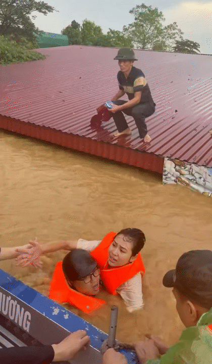 "Người hùng thầm lặng" giữa dòng nước lũ: Ông bố 6 con vượt hàng trăm cây số từ Hà Nội về Thái Nguyên để hỗ trợ người dân vùng lũ- Ảnh 10. "Người hùng thầm lặng" giữa dòng nước lũ: Ông bố 6 con vượt hàng trăm cây số từ Hà Nội về Thái Nguyên để hỗ trợ người dân vùng lũ- Ảnh 10.