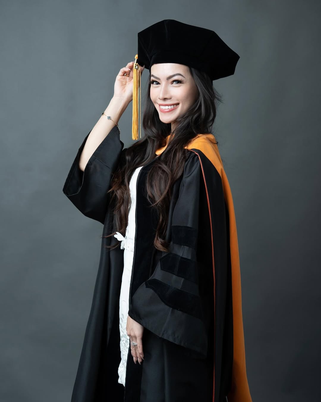 Vợ Việt "lỡ miệng" n&oacute;i th&iacute;ch ho&agrave;ng h&ocirc;n, chồng T&acirc;y l&aacute;i m&aacute;y bay ri&ecirc;ng chở đi ngắm rồi v&ograve;ng về ăn phở- Ảnh 6.