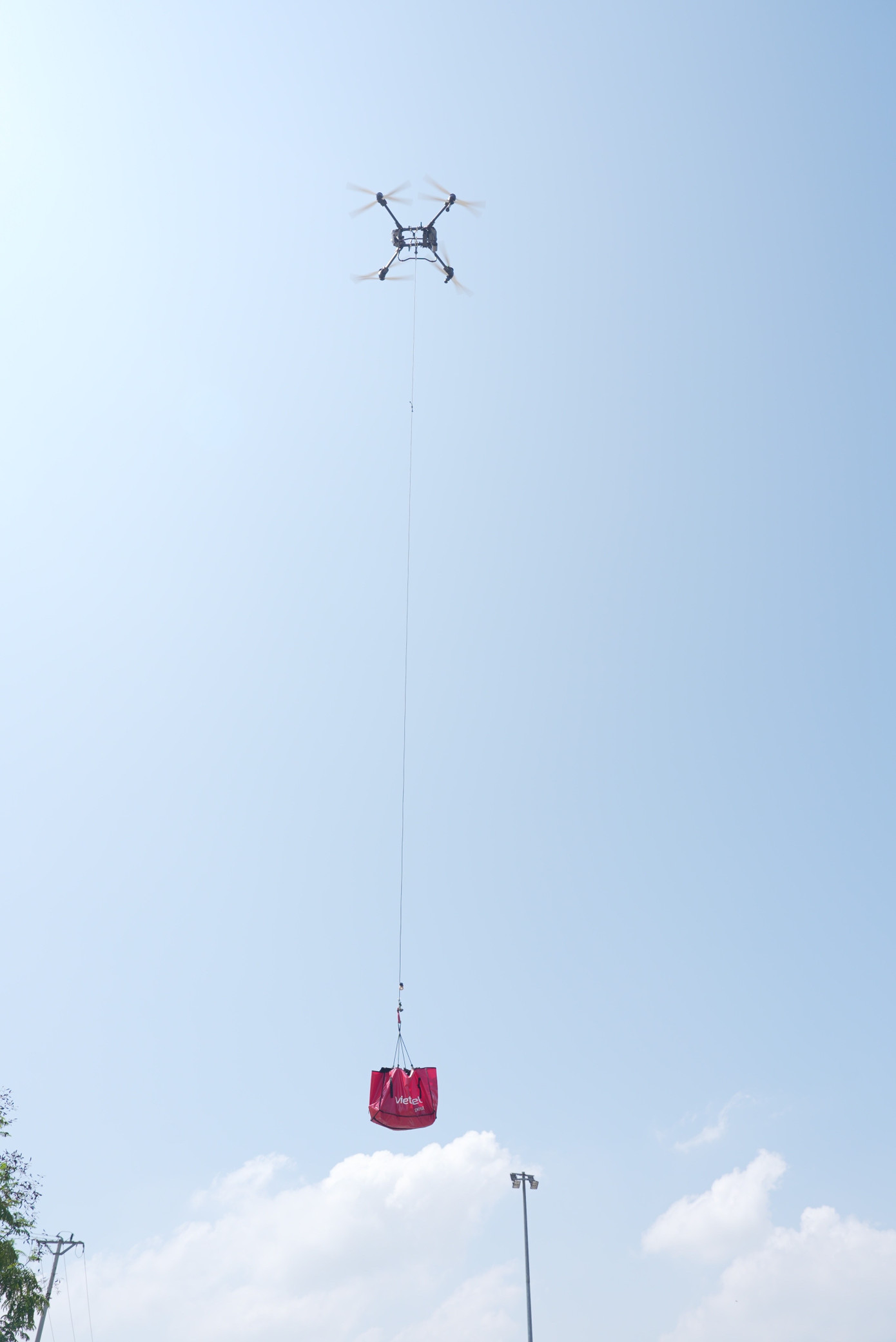 Dùng drone chuyển thuốc cho bé 4 tháng bị sốt cao giữa tâm lũ- Ảnh 2. Dùng drone chuyển thuốc cho bé 4 tháng bị sốt cao giữa tâm lũ- Ảnh 2.