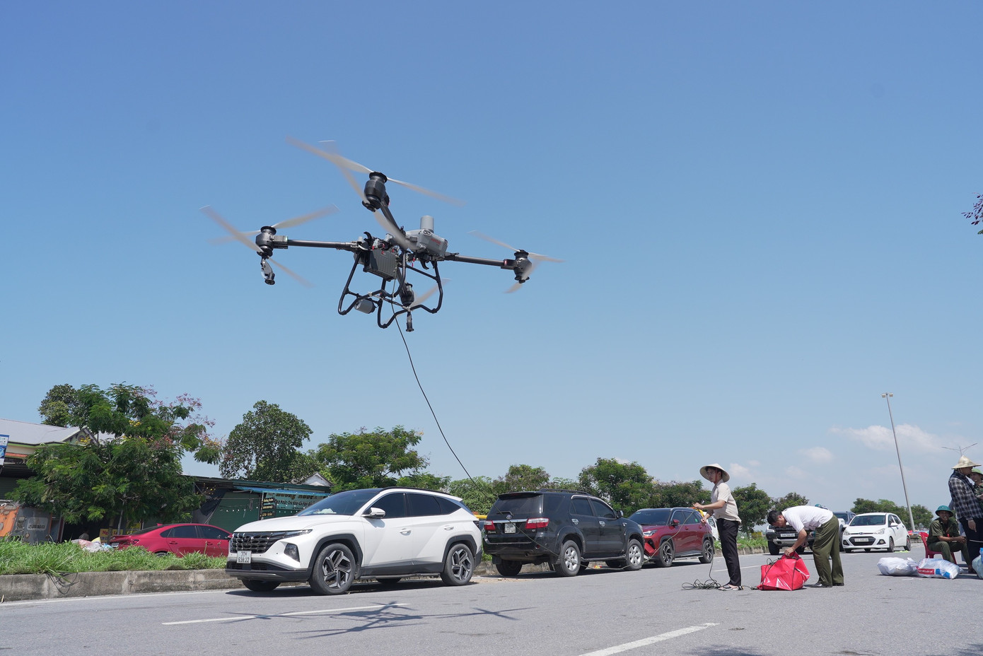 Dùng drone chuyển thuốc cho bé 4 tháng bị sốt cao giữa tâm lũ- Ảnh 1. Dùng drone chuyển thuốc cho bé 4 tháng bị sốt cao giữa tâm lũ- Ảnh 1.