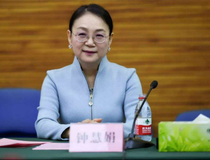 Phú bà 64 tuổi sở hữu khối tài sản 527.000 tỷ đồng: Được quan tâm chẳng kém siêu sao showbiz, dù im lặng vẫn khiến cả thế giới xôn xao!- Ảnh 3.