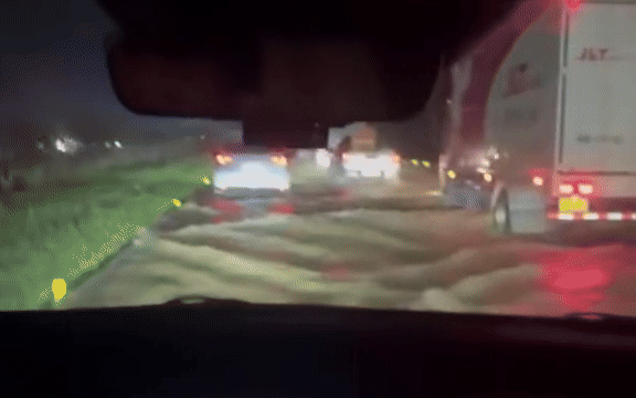 Lũ tràn lên ngập cao tốc Hà Nội - Thái Nguyên; Hà Nội thông báo khẩn cấp di dời dân trong đêm