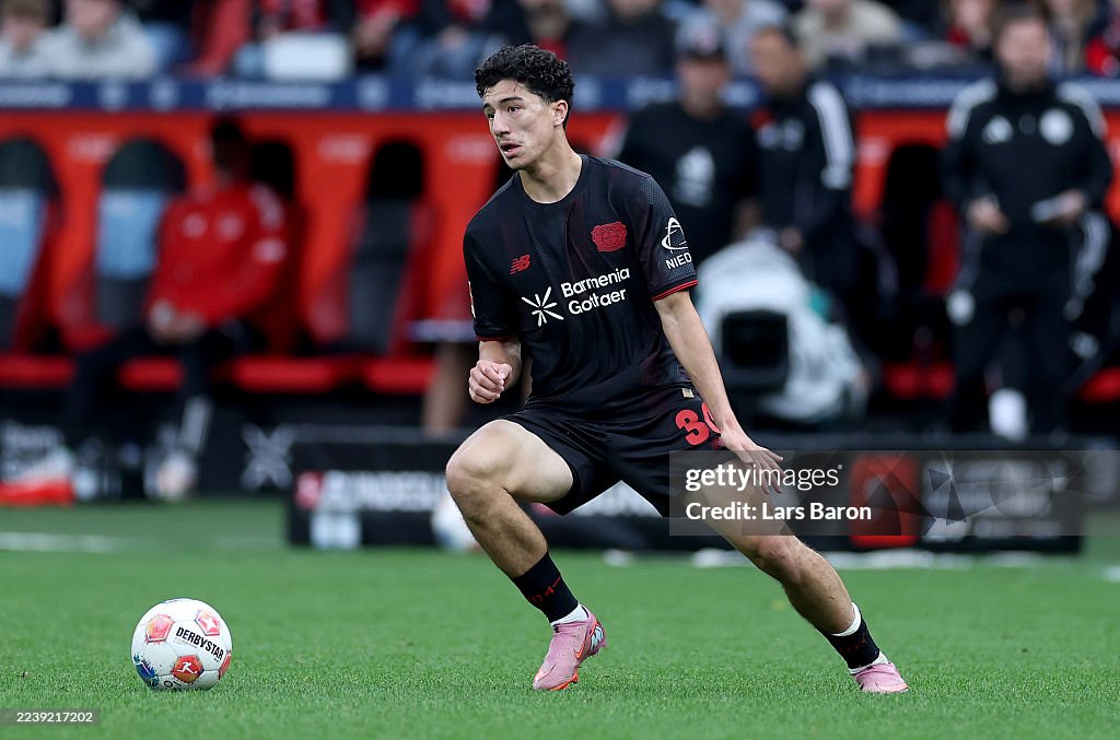 Chọn kho&aacute;c &aacute;o đội tuyển ch&acirc;u Phi, cầu thủ Việt kiều gi&agrave;nh v&eacute; đến VCK World Cup- Ảnh 2.