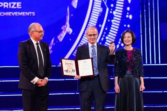 Lập cú đúp giải thưởng VinFuture và Nobel, GS từng là người tị nạn: "Cha mẹ tôi gần như không biết chữ" - Ảnh 4. Lập cú đúp giải thưởng VinFuture và Nobel, GS từng là người tị nạn: "Cha mẹ tôi gần như không biết chữ" - Ảnh 4.