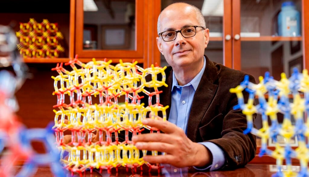 Lập cú đúp giải thưởng VinFuture và Nobel, GS từng là người tị nạn: "Cha mẹ tôi gần như không biết chữ" - Ảnh 1. Lập cú đúp giải thưởng VinFuture và Nobel, GS từng là người tị nạn: "Cha mẹ tôi gần như không biết chữ" - Ảnh 1.