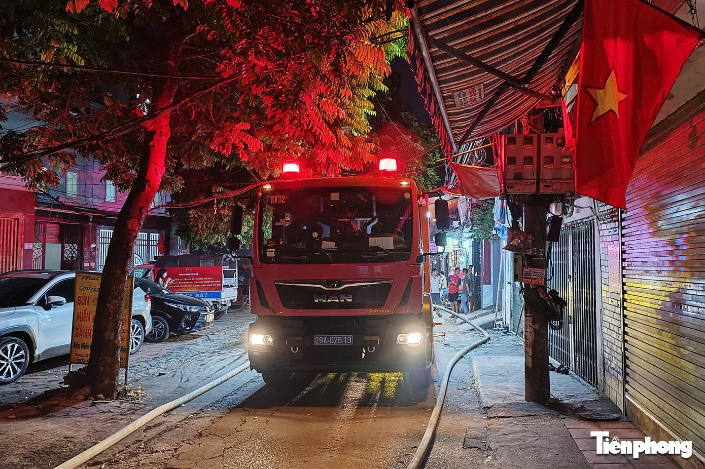 Xưởng gỗ bốc cháy dữ dội ở Hà Nội- Ảnh 3. Xưởng gỗ bốc cháy dữ dội ở Hà Nội- Ảnh 3.