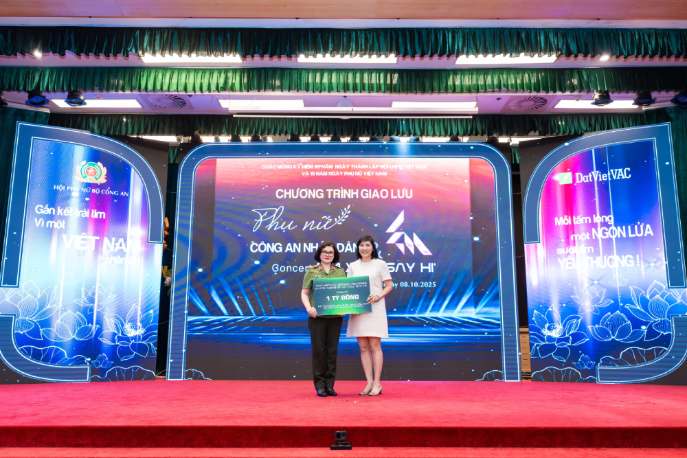 Dàn Em Xinh Say Hi giao lưu cùng hơn 500 cán bộ, chiến sĩ Công an Nhân dân, Bích Phương lại bị trêu- Ảnh 2. Dàn Em Xinh Say Hi giao lưu cùng hơn 500 cán bộ, chiến sĩ Công an Nhân dân, Bích Phương lại bị trêu- Ảnh 2.