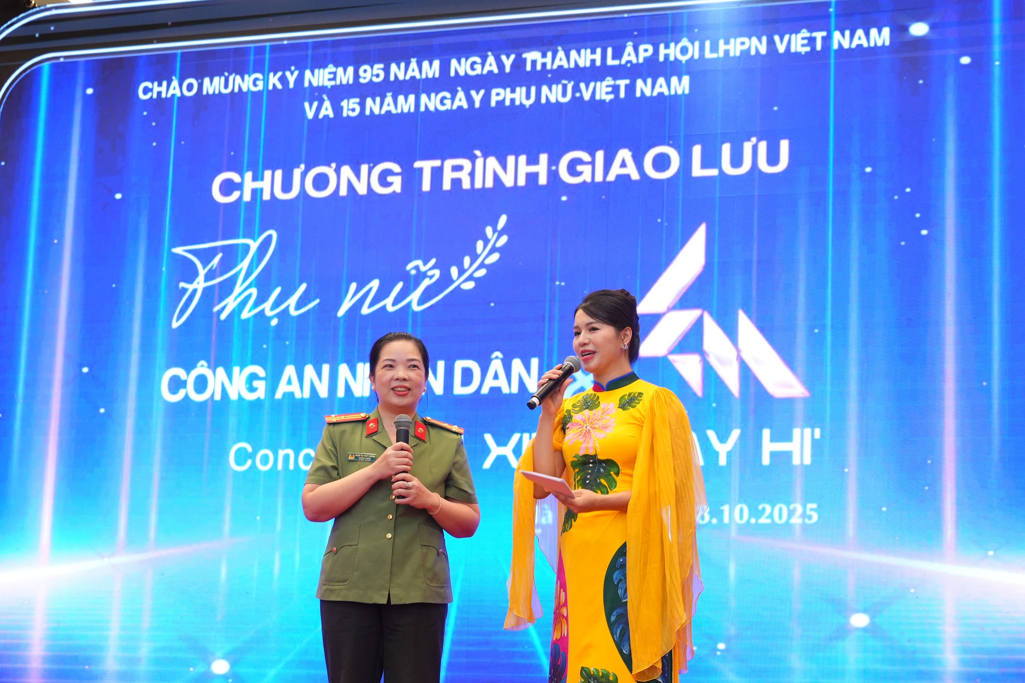 Dàn Em Xinh Say Hi giao lưu cùng hơn 500 cán bộ, chiến sĩ Công an Nhân dân, Bích Phương lại bị trêu- Ảnh 4. Dàn Em Xinh Say Hi giao lưu cùng hơn 500 cán bộ, chiến sĩ Công an Nhân dân, Bích Phương lại bị trêu- Ảnh 4.