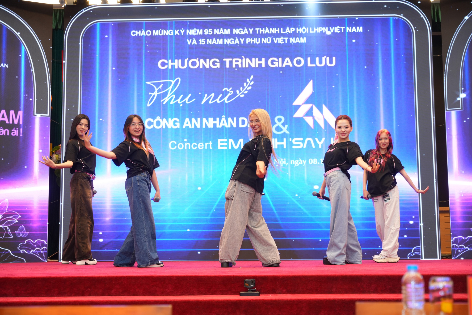 Dàn Em Xinh Say Hi giao lưu cùng hơn 500 cán bộ, chiến sĩ Công an Nhân dân, Bích Phương lại bị trêu- Ảnh 7. Dàn Em Xinh Say Hi giao lưu cùng hơn 500 cán bộ, chiến sĩ Công an Nhân dân, Bích Phương lại bị trêu- Ảnh 7.