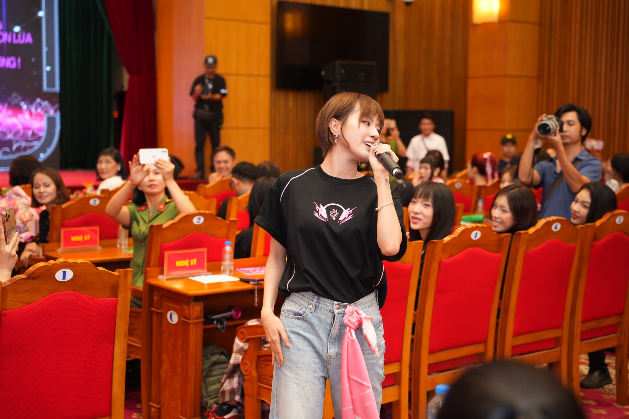 Dàn Em Xinh Say Hi giao lưu cùng hơn 500 cán bộ, chiến sĩ Công an Nhân dân, Bích Phương lại bị trêu- Ảnh 6. Dàn Em Xinh Say Hi giao lưu cùng hơn 500 cán bộ, chiến sĩ Công an Nhân dân, Bích Phương lại bị trêu- Ảnh 6.