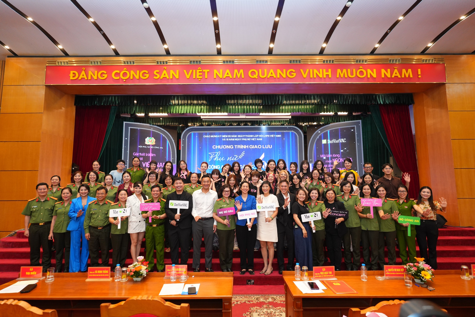Dàn Em Xinh Say Hi giao lưu cùng hơn 500 cán bộ, chiến sĩ Công an Nhân dân, Bích Phương lại bị trêu- Ảnh 1. Dàn Em Xinh Say Hi giao lưu cùng hơn 500 cán bộ, chiến sĩ Công an Nhân dân, Bích Phương lại bị trêu- Ảnh 1.