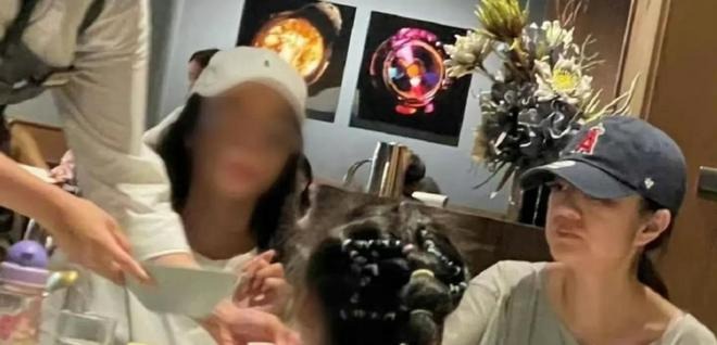 "Nữ diễn viên phim giờ vàng" mặt mũi sưng húp, tàn tạ khó tin sau khi chồng đại gia bị bắt- Ảnh 1. "Nữ diễn viên phim giờ vàng" mặt mũi sưng húp, tàn tạ khó tin sau khi chồng đại gia bị bắt- Ảnh 1.