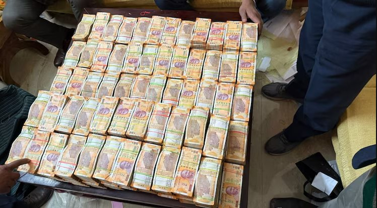 Đột kích tư gia cựu viên chức giao thông, tịch thu 273 tỷ đồng vàng thỏi và tiền mặt chất đống, tài sản vượt xa thu nhập hợp pháp- Ảnh 1.