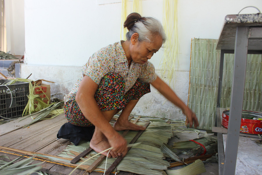 Những "lão làng" may áo chống nắng từ lá cây, góp phần cải thiện thu nhập- Ảnh 10.