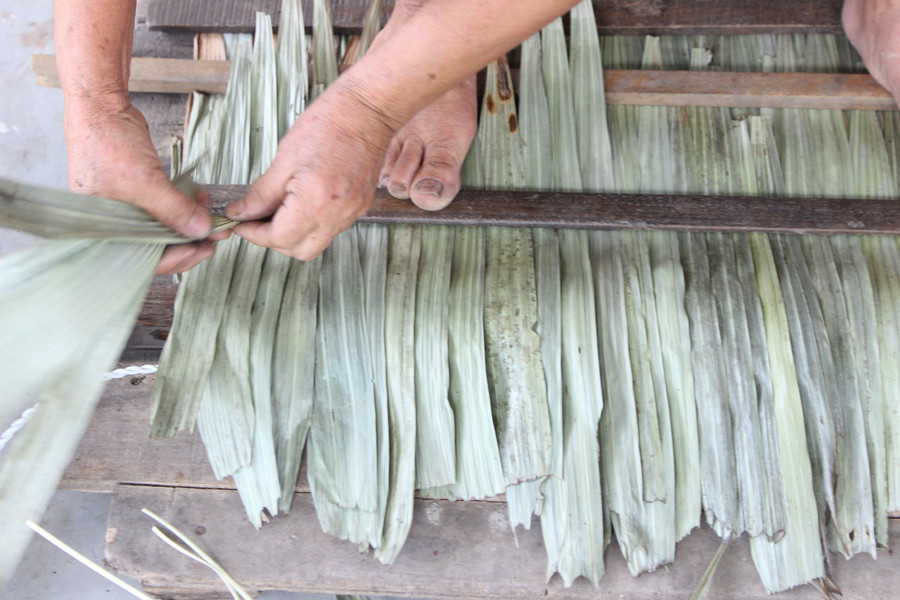 Những "lão làng" may áo chống nắng từ lá cây, góp phần cải thiện thu nhập- Ảnh 7.