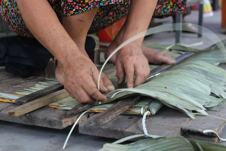 Những "lão làng" may áo chống nắng từ lá cây, góp phần cải thiện thu nhập- Ảnh 11.