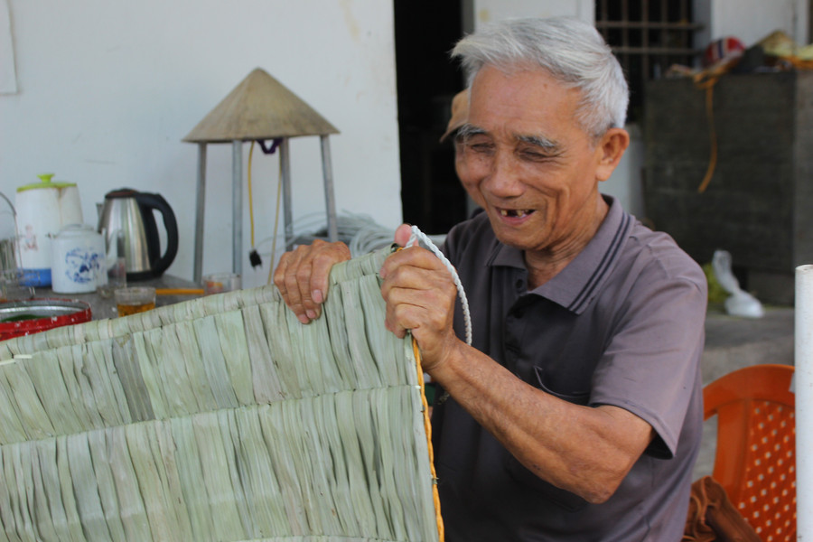 Những "lão làng" may áo chống nắng từ lá cây, góp phần cải thiện thu nhập- Ảnh 13.