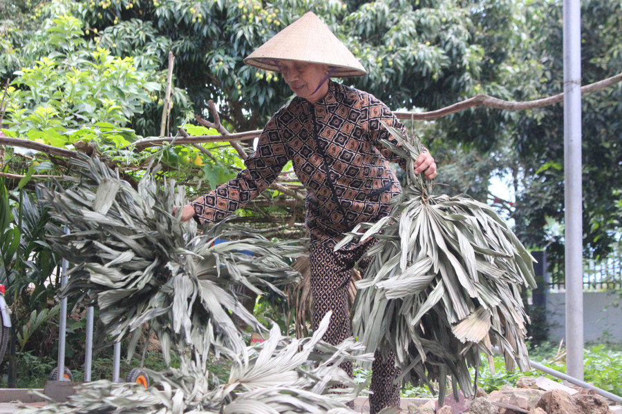 Những "lão làng" may áo chống nắng từ lá cây, góp phần cải thiện thu nhập- Ảnh 2.