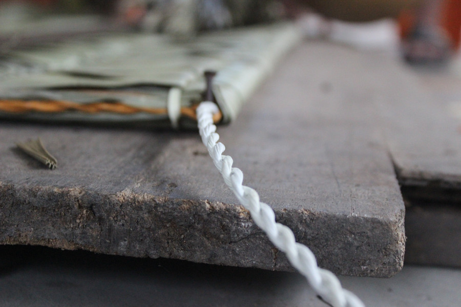 Những "lão làng" may áo chống nắng từ lá cây, góp phần cải thiện thu nhập- Ảnh 12.