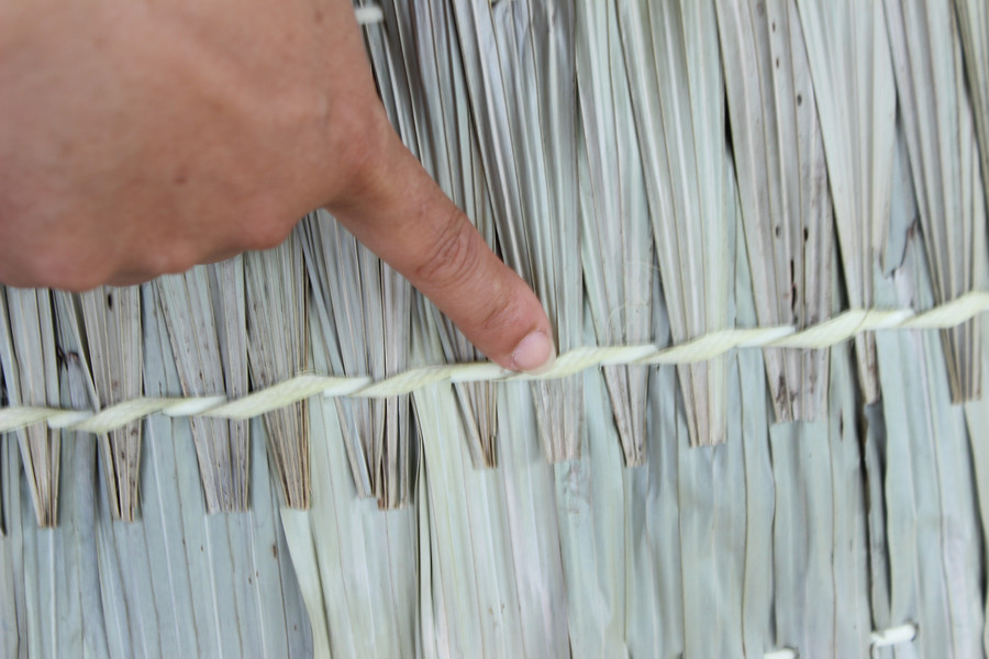 Những "lão làng" may áo chống nắng từ lá cây, góp phần cải thiện thu nhập- Ảnh 9.