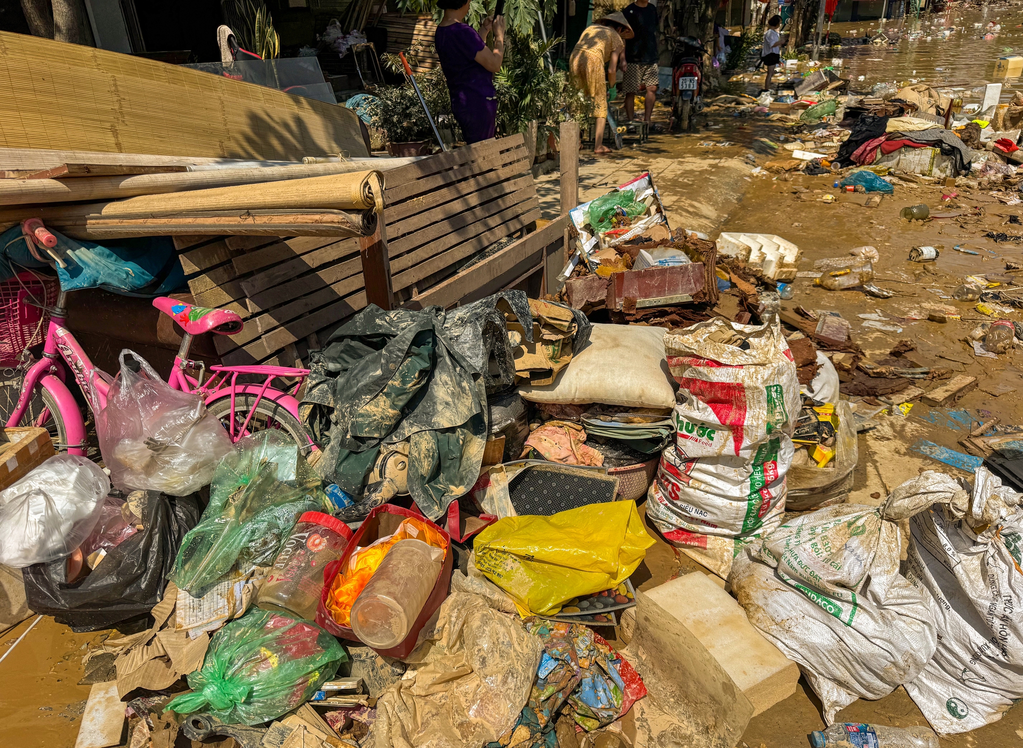 Người dân Thái Nguyên gồng mình dọn lại cuộc sống giữa bùn đất và nước ngập- Ảnh 13. Người dân Thái Nguyên gồng mình dọn lại cuộc sống giữa bùn đất và nước ngập- Ảnh 13.