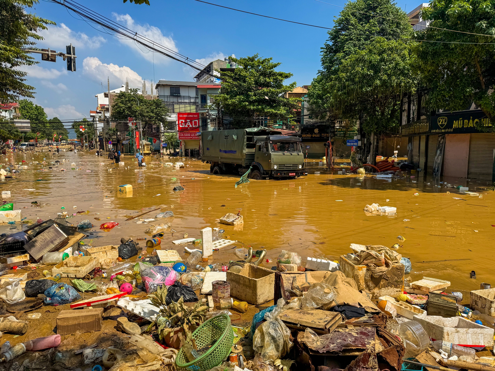 Người dân Thái Nguyên gồng mình dọn lại cuộc sống giữa bùn đất và nước ngập- Ảnh 14. Người dân Thái Nguyên gồng mình dọn lại cuộc sống giữa bùn đất và nước ngập- Ảnh 14.