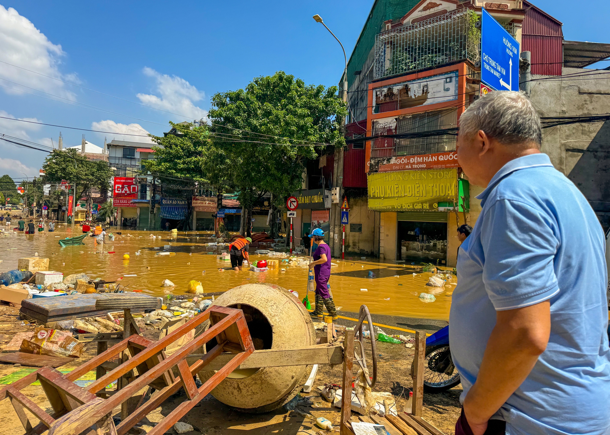 Người dân Thái Nguyên gồng mình dọn lại cuộc sống giữa bùn đất và nước ngập- Ảnh 27. Người dân Thái Nguyên gồng mình dọn lại cuộc sống giữa bùn đất và nước ngập- Ảnh 27.