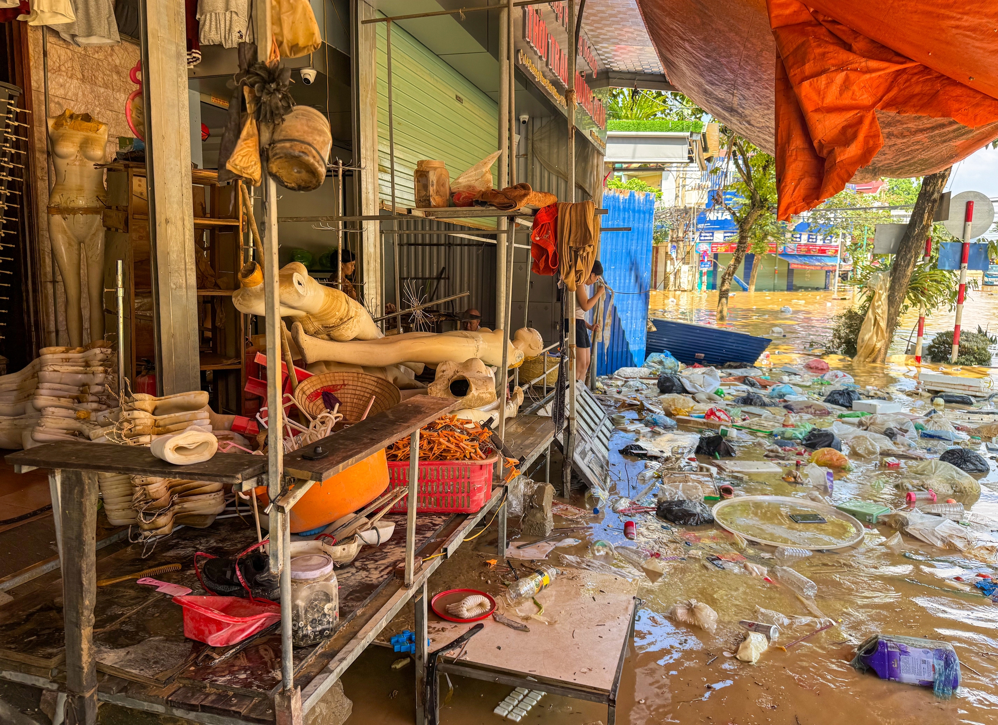 Người dân Thái Nguyên gồng mình dọn lại cuộc sống giữa bùn đất và nước ngập- Ảnh 17. Người dân Thái Nguyên gồng mình dọn lại cuộc sống giữa bùn đất và nước ngập- Ảnh 17.