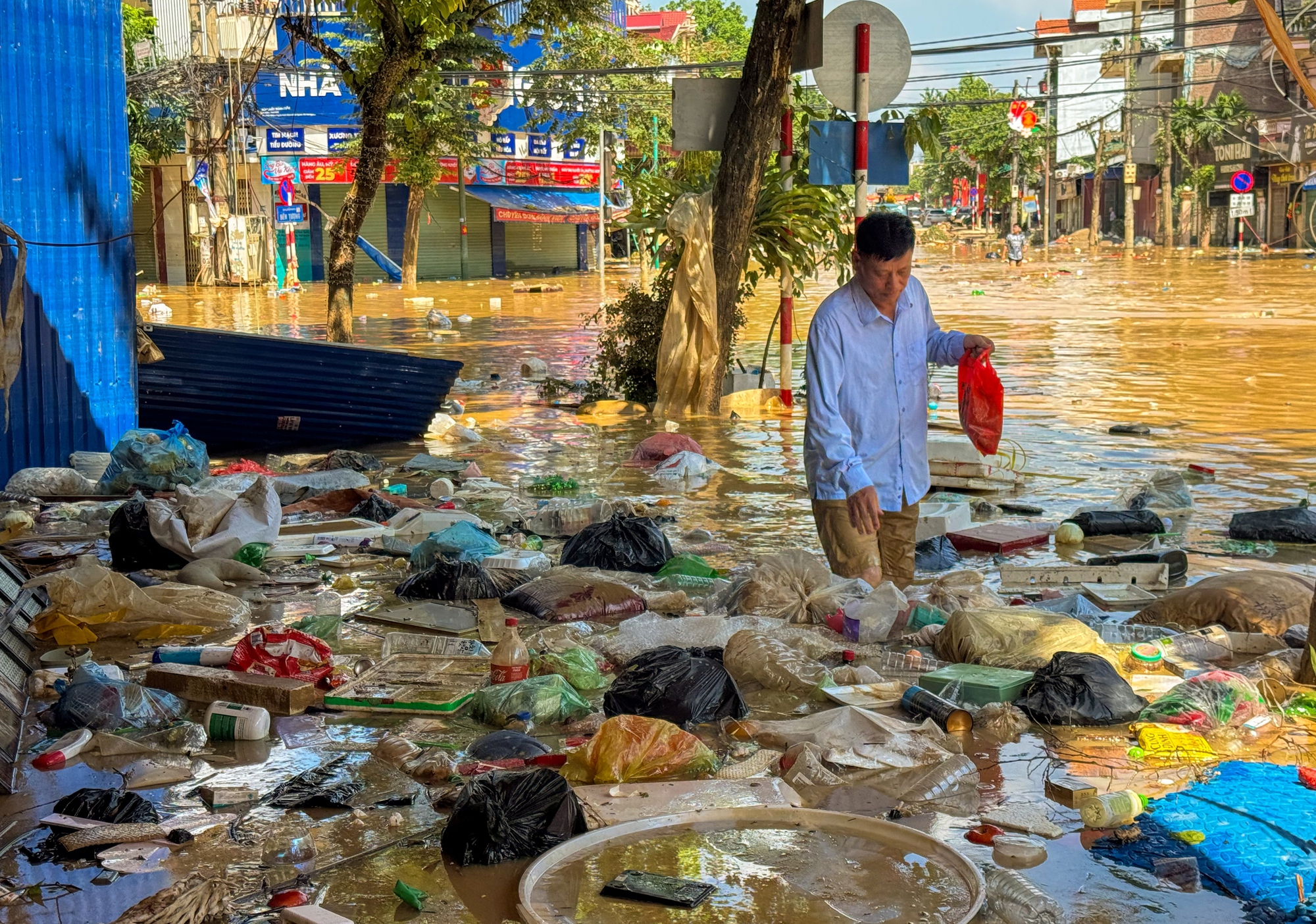 Người dân Thái Nguyên gồng mình dọn lại cuộc sống giữa bùn đất và nước ngập- Ảnh 18. Người dân Thái Nguyên gồng mình dọn lại cuộc sống giữa bùn đất và nước ngập- Ảnh 18.