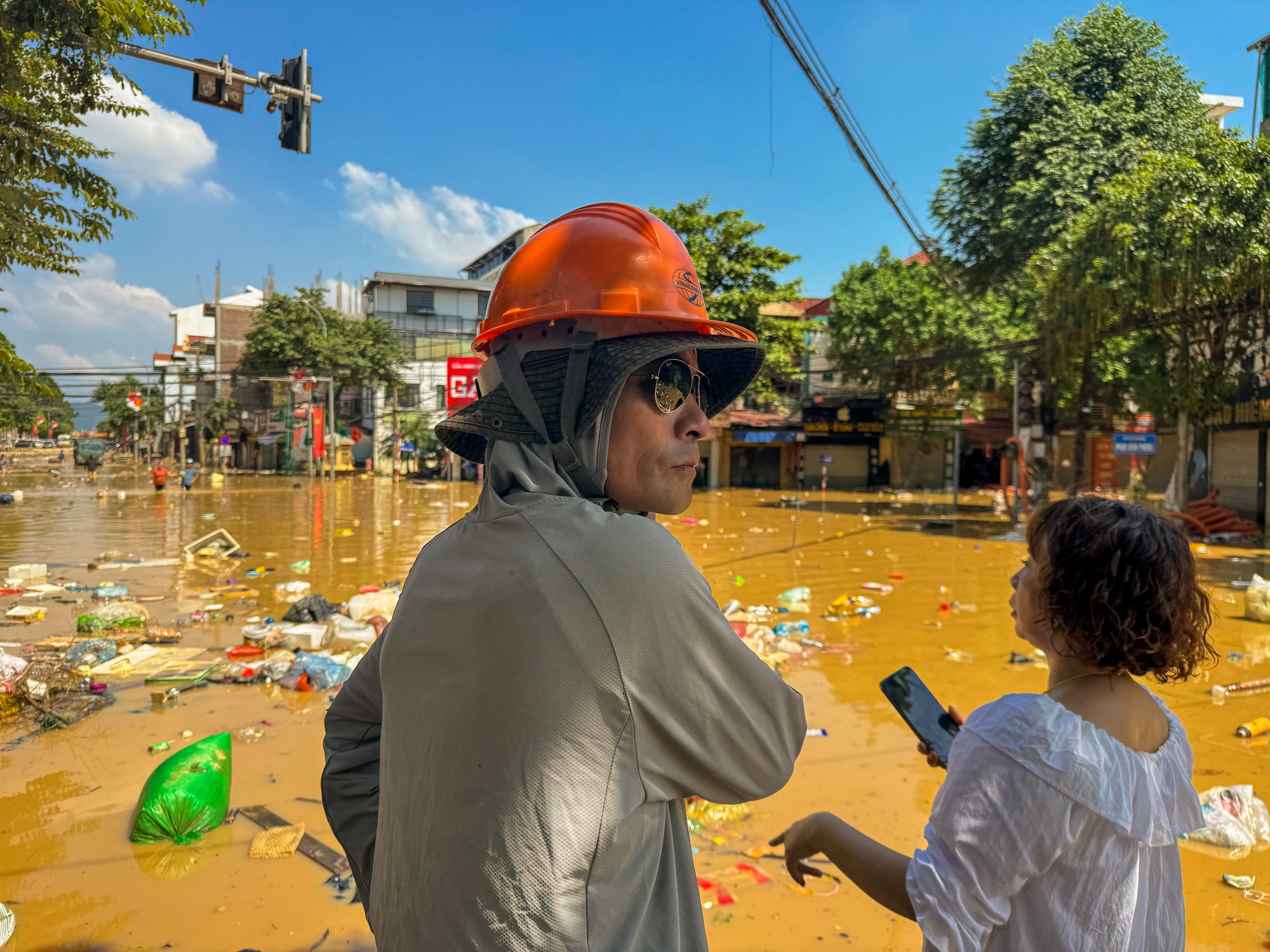 Người dân Thái Nguyên gồng mình dọn lại cuộc sống giữa bùn đất và nước ngập- Ảnh 19. Người dân Thái Nguyên gồng mình dọn lại cuộc sống giữa bùn đất và nước ngập- Ảnh 19.