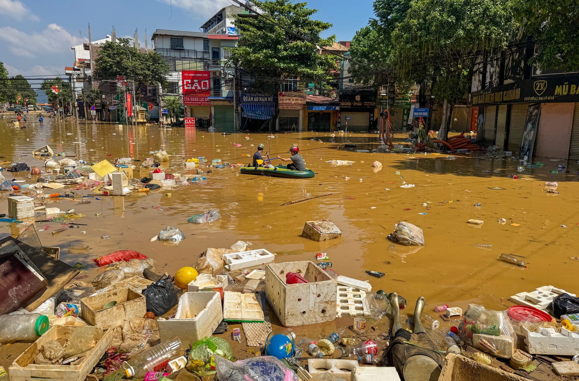 Người dân Thái Nguyên gồng mình dọn lại cuộc sống giữa bùn đất và nước ngập- Ảnh 22. Người dân Thái Nguyên gồng mình dọn lại cuộc sống giữa bùn đất và nước ngập- Ảnh 22.