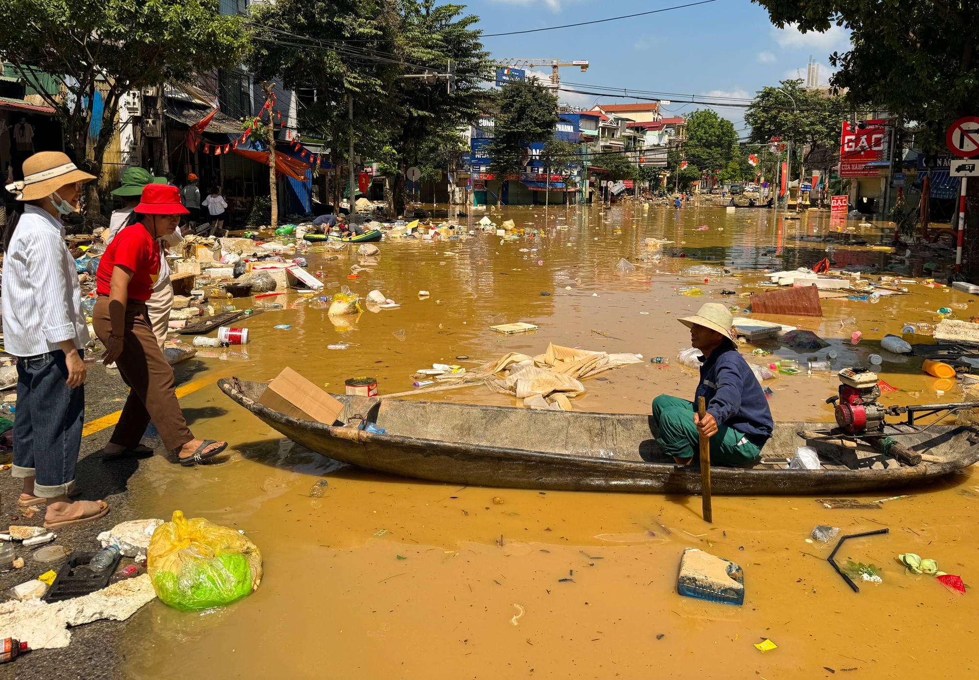 Người dân Thái Nguyên gồng mình dọn lại cuộc sống giữa bùn đất và nước ngập- Ảnh 23. Người dân Thái Nguyên gồng mình dọn lại cuộc sống giữa bùn đất và nước ngập- Ảnh 23.