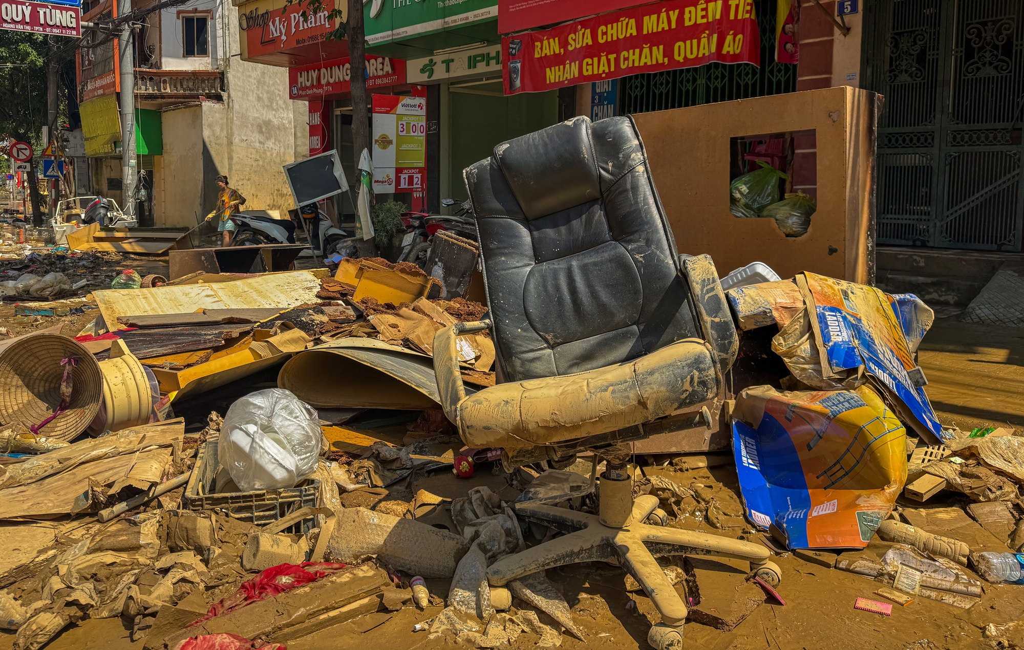 Người dân Thái Nguyên gồng mình dọn lại cuộc sống giữa bùn đất và nước ngập- Ảnh 25. Người dân Thái Nguyên gồng mình dọn lại cuộc sống giữa bùn đất và nước ngập- Ảnh 25.