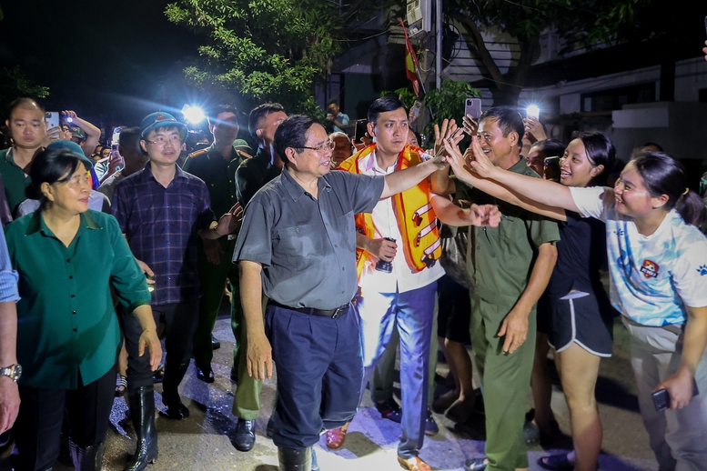 Nước lũ tr&agrave;n nền đường sắt, người d&acirc;n phải sơ t&aacute;n, Thủ tướng trong đ&ecirc;m đến hiện trường- Ảnh 3.