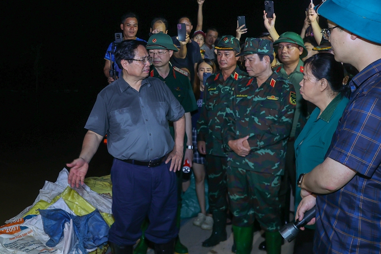 Nước lũ tr&agrave;n nền đường sắt, người d&acirc;n phải sơ t&aacute;n, Thủ tướng trong đ&ecirc;m đến hiện trường- Ảnh 1.