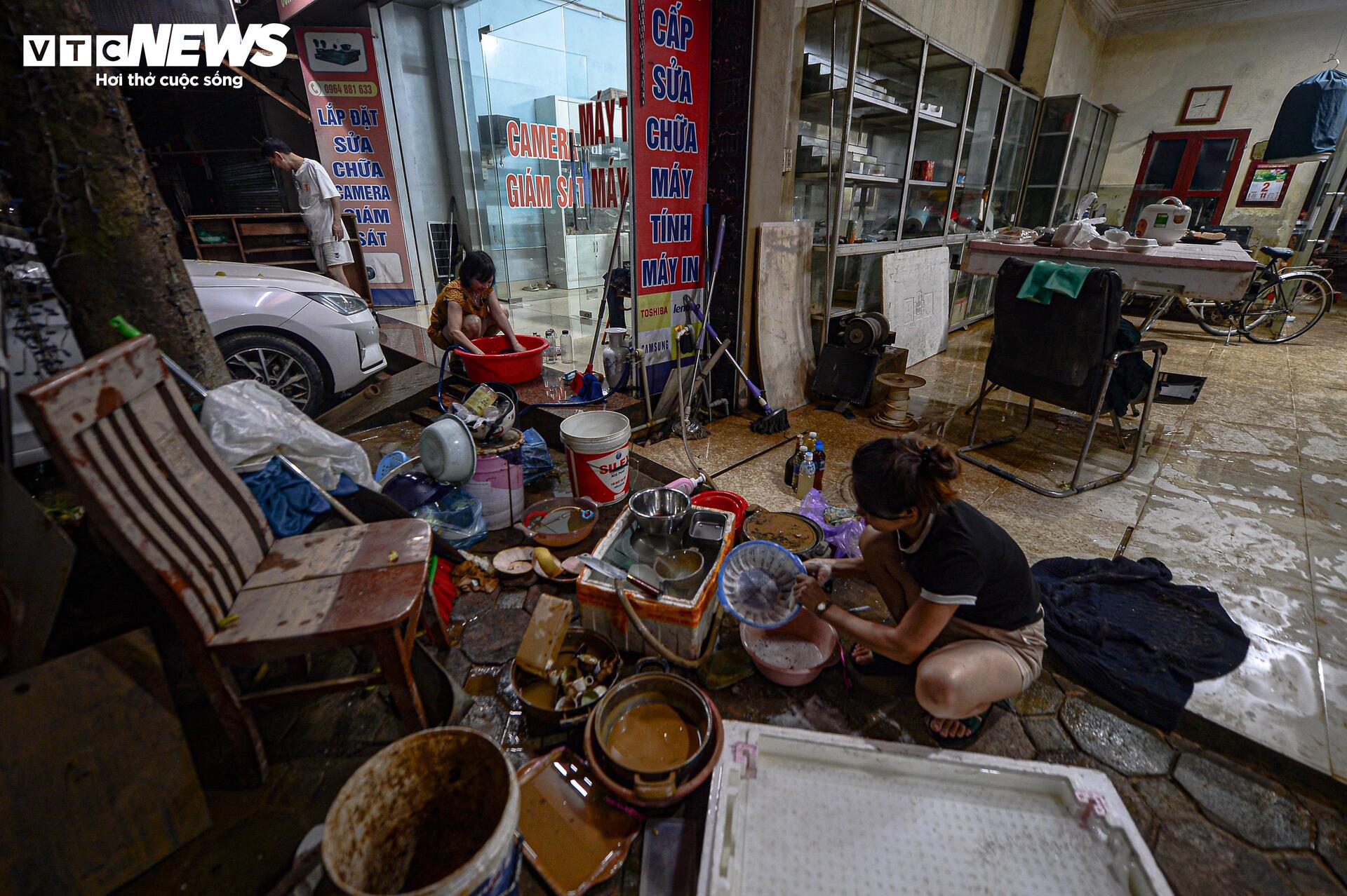 Mất điện sang ngày thứ ba, dân Thái Nguyên chạy máy phát dọn nhà sau lũ- Ảnh 17.