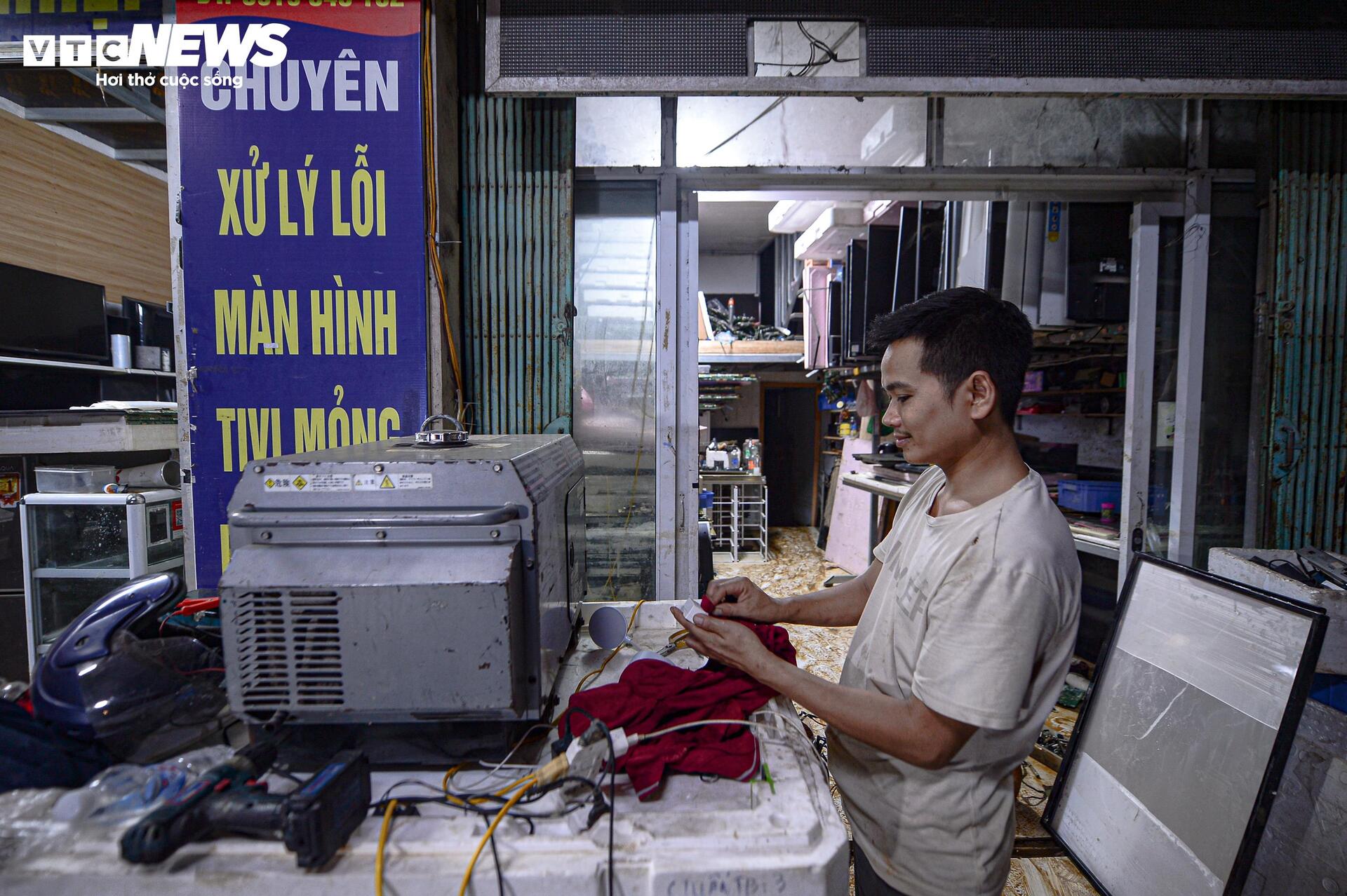Mất điện sang ngày thứ ba, dân Thái Nguyên chạy máy phát dọn nhà sau lũ- Ảnh 11.