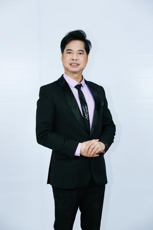 "Ông hoàng nhạc sến" Vbiz: Bỏ 1 triệu đô mua bảo hiểm trinh tiết, đúc tượng chính mình từ 1.000 cây vàng- Ảnh 5. "Ông hoàng nhạc sến" Vbiz: Bỏ 1 triệu đô mua bảo hiểm trinh tiết, đúc tượng chính mình từ 1.000 cây vàng- Ảnh 5.
