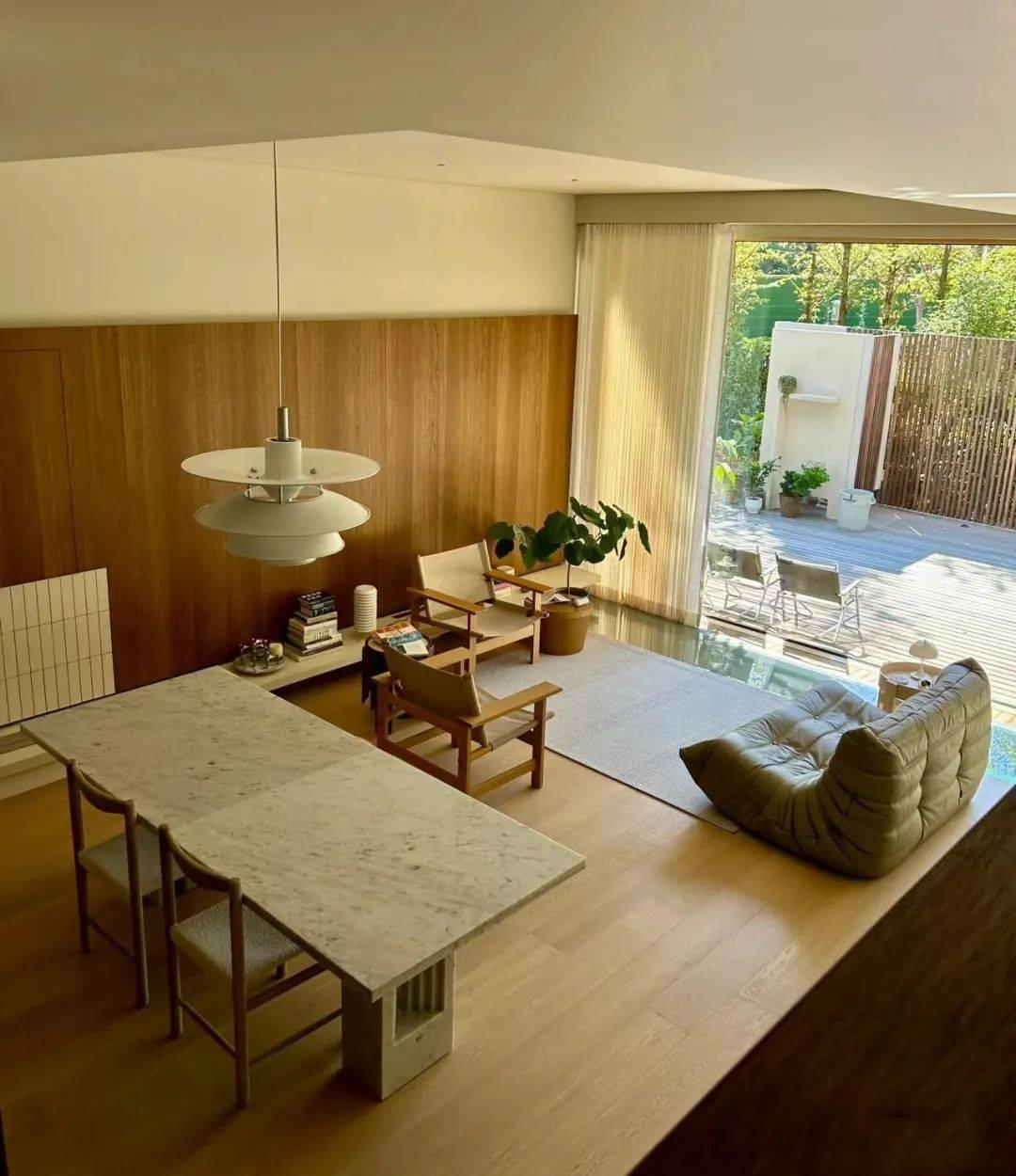 photo-1760002184725 photo-1760002184725