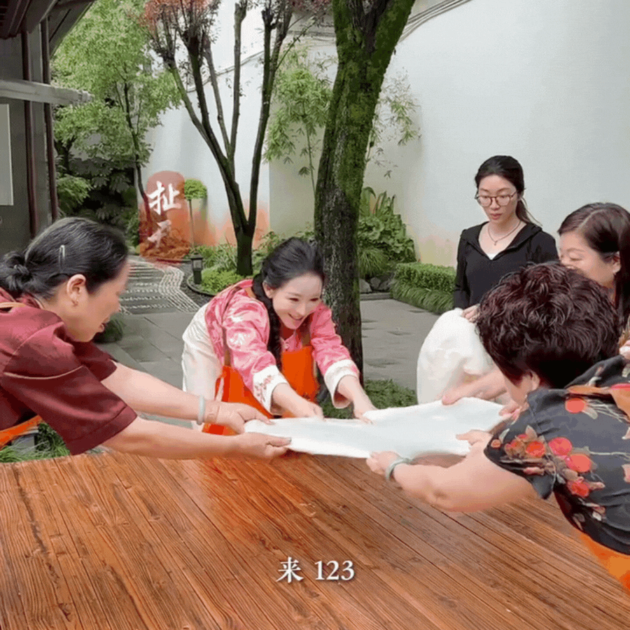 Phú bà ở biệt phủ 1200m2 làm gì lúc rảnh: Mang 5000 con tằm về làm chăn tặng mẹ chồng, chặt tre ngay tại nhà làm giấy tặng chồng, bảo sao được yêu chiều đến thế!- Ảnh 14. Phú bà ở biệt phủ 1200m2 làm gì lúc rảnh: Mang 5000 con tằm về làm chăn tặng mẹ chồng, chặt tre ngay tại nhà làm giấy tặng chồng, bảo sao được yêu chiều đến thế!- Ảnh 14.