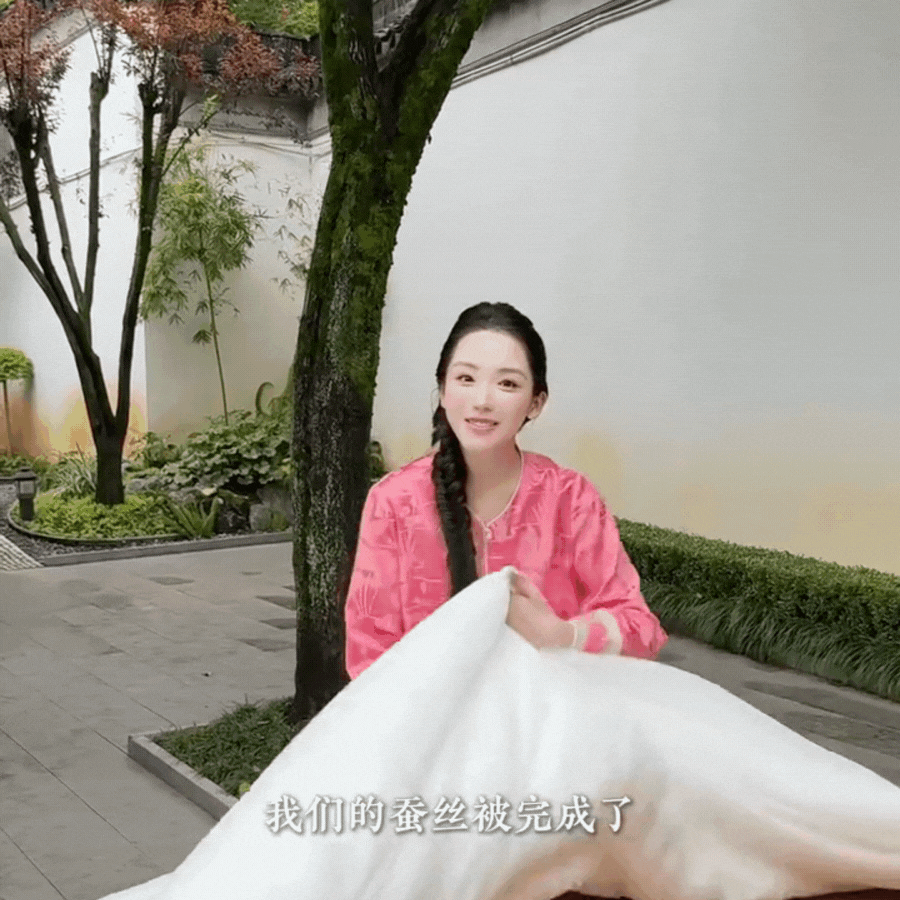 Phú bà ở biệt phủ 1200m2 làm gì lúc rảnh: Mang 5000 con tằm về làm chăn tặng mẹ chồng, chặt tre ngay tại nhà làm giấy tặng chồng, bảo sao được yêu chiều đến thế!- Ảnh 17. Phú bà ở biệt phủ 1200m2 làm gì lúc rảnh: Mang 5000 con tằm về làm chăn tặng mẹ chồng, chặt tre ngay tại nhà làm giấy tặng chồng, bảo sao được yêu chiều đến thế!- Ảnh 17.