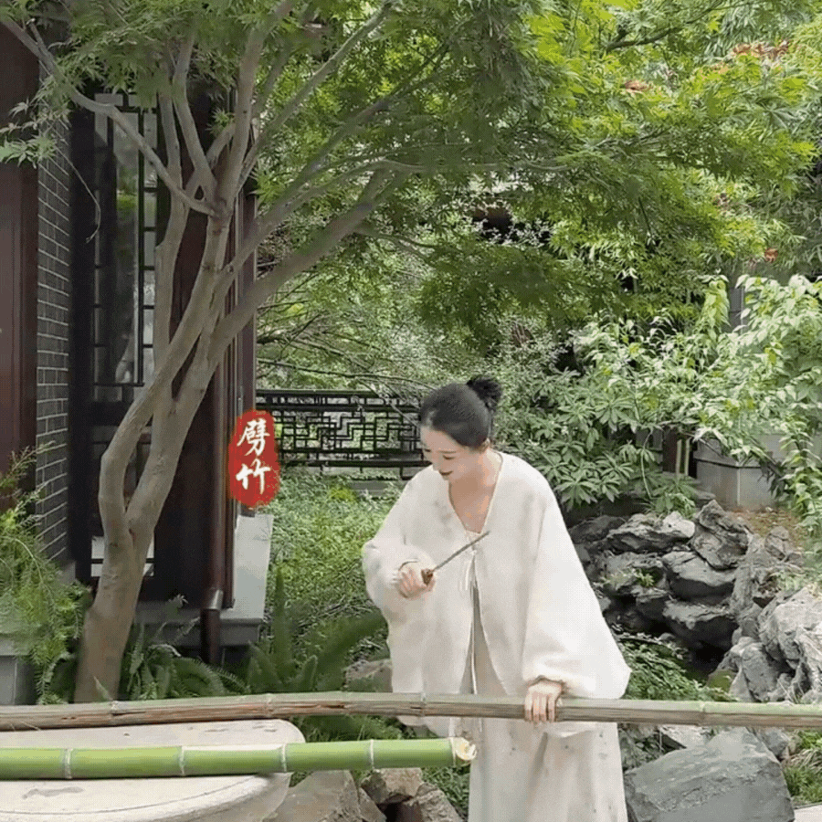 Phú bà ở biệt phủ 1200m2 làm gì lúc rảnh: Mang 5000 con tằm về làm chăn tặng mẹ chồng, chặt tre ngay tại nhà làm giấy tặng chồng, bảo sao được yêu chiều đến thế!- Ảnh 22. Phú bà ở biệt phủ 1200m2 làm gì lúc rảnh: Mang 5000 con tằm về làm chăn tặng mẹ chồng, chặt tre ngay tại nhà làm giấy tặng chồng, bảo sao được yêu chiều đến thế!- Ảnh 22.