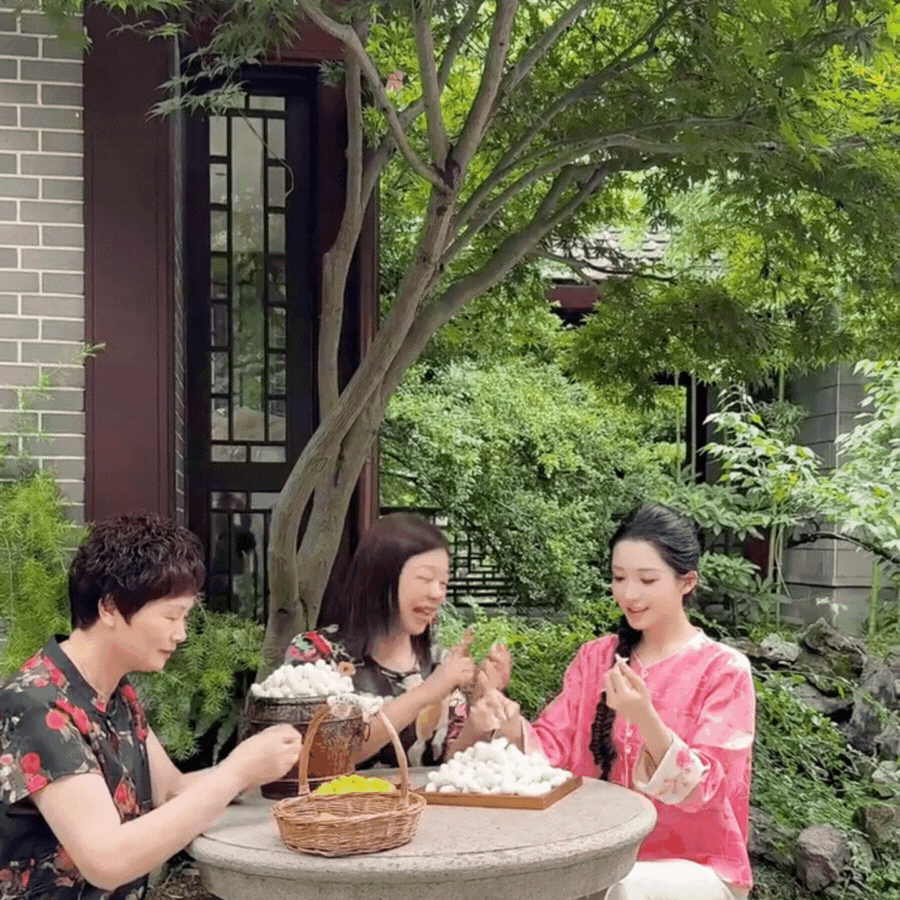 Phú bà ở biệt phủ 1200m2 làm gì lúc rảnh: Mang 5000 con tằm về làm chăn tặng mẹ chồng, chặt tre ngay tại nhà làm giấy tặng chồng, bảo sao được yêu chiều đến thế!- Ảnh 4. Phú bà ở biệt phủ 1200m2 làm gì lúc rảnh: Mang 5000 con tằm về làm chăn tặng mẹ chồng, chặt tre ngay tại nhà làm giấy tặng chồng, bảo sao được yêu chiều đến thế!- Ảnh 4.