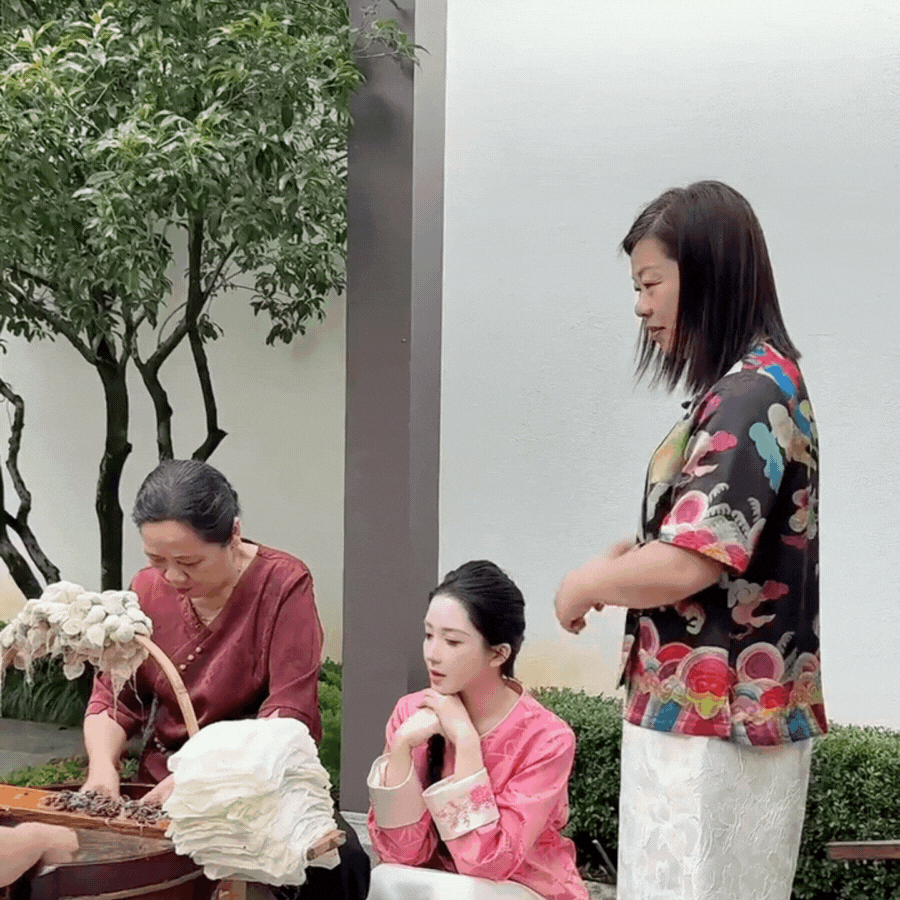 Phú bà ở biệt phủ 1200m2 làm gì lúc rảnh: Mang 5000 con tằm về làm chăn tặng mẹ chồng, chặt tre ngay tại nhà làm giấy tặng chồng, bảo sao được yêu chiều đến thế!- Ảnh 7. Phú bà ở biệt phủ 1200m2 làm gì lúc rảnh: Mang 5000 con tằm về làm chăn tặng mẹ chồng, chặt tre ngay tại nhà làm giấy tặng chồng, bảo sao được yêu chiều đến thế!- Ảnh 7.